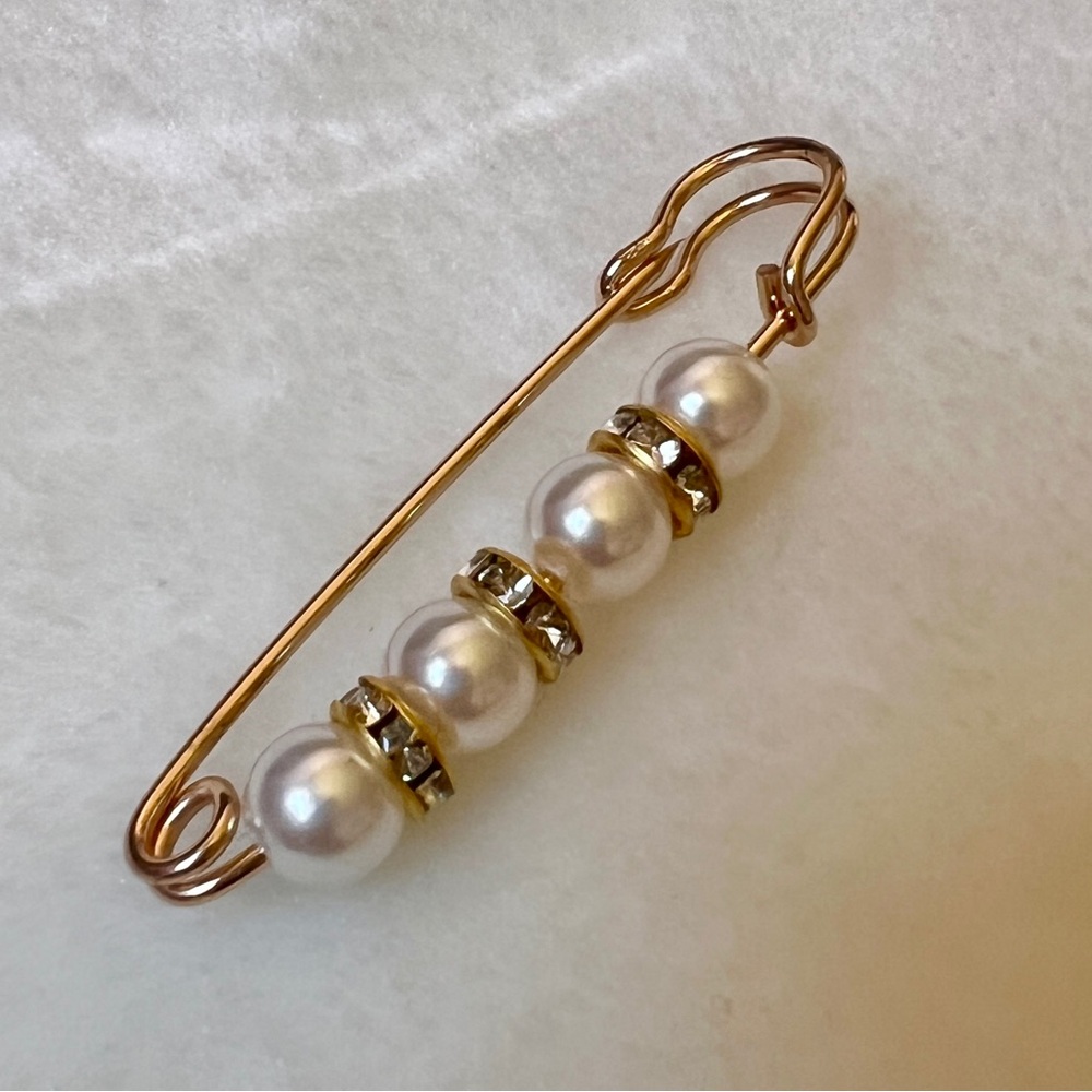 Elegant Gold Pearl Brooch